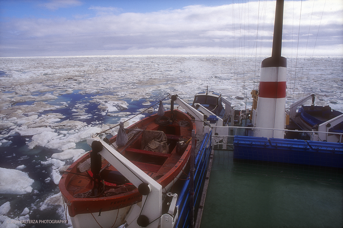 68 SIBERIA .jpg - Luglio/Agosto 1992. Siberia, terra dei Chukchi. Nell'oceano artico  125 Km a nord-est della penisola dei Chukchi (Siberia) c'Ã¨ l'isola di Wrangel, essa ospita piÃ¹ del doppio di specie vegetali (417) di qualsiasi territorio artico a paritÃ  di superficie nonchÃ¨ 30 specie diverse di uccelli oltre ad orsi polari, foche e trichechi ; per questo motivo   Ã¨ stata proclamata patrimonio dell'umanitÃ  dall'UNESCO. Nella foto navigazione sempre piÃ¹ difficile verso Wrangel a causa del mare ricoperto di ghiaccio all'85%